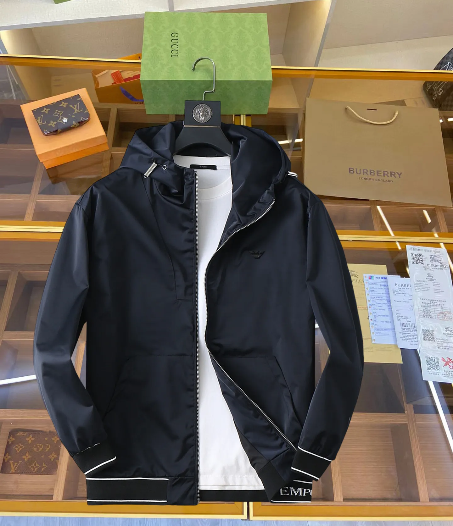 Armani official website Same Style, complete with three labels, on sale in advance. 2026 Autumn and Winter New Arrival men's jacket, Original with complete three labels, Premium version. Custom-made fabrics at the counter. Breathable, high comfort, impeccable details, brand element design concept, reflecting high quality. It feels delicate and soft, presents a casual cut, and has a great upper body shape. Sizes: M～3XL,